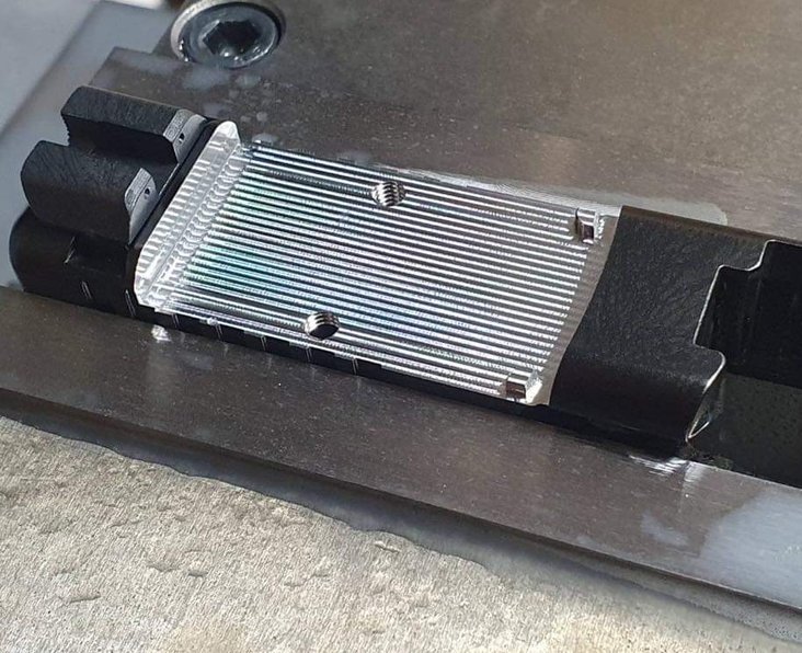 Trijicon RMR footprint fräst i Glockmantel, bakre laxspår för riktmedel får precis plats