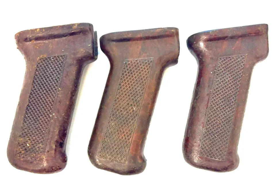 Pistolgrepp AKM, brun bakelit, överskott Östeuropa